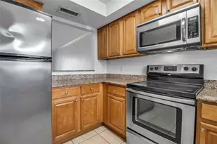 960 La Costa Cir, Sarasota, FL 34237 - Photo 10