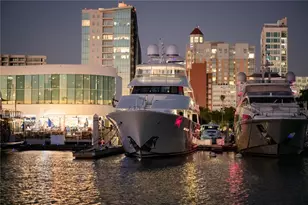 7193 W Country Club Dr N, Sarasota, FL 34243 - Photo 36