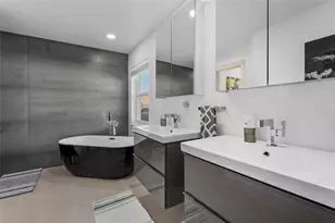 6861 Superior St Cir, Sarasota, FL 34243 - Photo 12