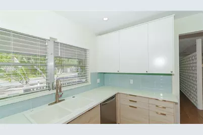 3431 Mineola Drive, Sarasota, FL 34239 - Photo 14