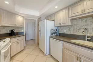 800 Benjamin Franklin Dr, Sarasota, FL 34236 - Photo 16