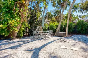 1002 Glebe Ln, Sarasota, FL 34242 - Photo 28