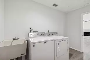 4423 Meadow Creek Cir, Sarasota, FL 34233 - Photo 46