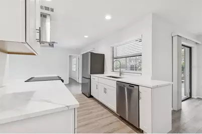 4423 Meadow Creek Circle, Sarasota, FL 34233 - Photo 14