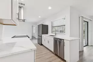 4423 Meadow Creek Cir, Sarasota, FL 34233 - Photo 14