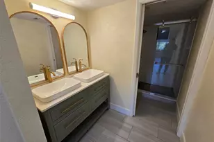 2718 Orchid Oaks Dr, Sarasota, FL 34239 - Photo 12