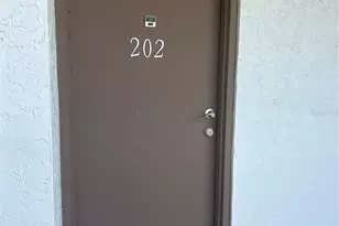 2718 Orchid Oaks Dr, Sarasota, FL 34239 - Photo 2