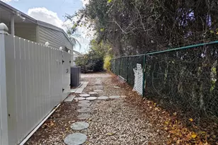 302 Oakwood Blvd W, Sarasota, FL 34237 - Photo 10