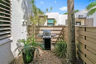 611 Woodlawn Dr, Bradenton, FL 34210 - Photo 2