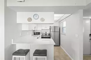 7193 W Country Club Dr N, Sarasota, FL 34243 - Photo 8