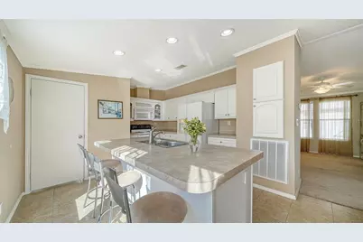 112 Oakwood Boulevard W, Sarasota, FL 34237 - Photo 6