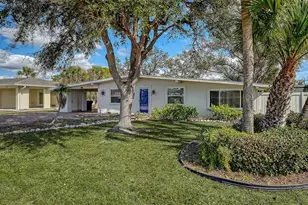 817 Harbor Dr S, Venice, FL 34285 - Photo 2