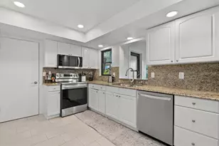 6835 Roxbury Dr, Sarasota, FL 34231 - Photo 10