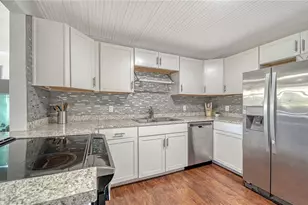 3008 Arch Dr, Sarasota, FL 34232 - Photo 10