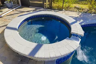 8072 Glenbrooke Ln, Sarasota, FL 34243 - Photo 8