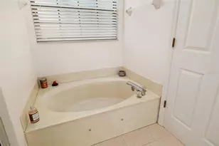 8072 Glenbrooke Ln, Sarasota, FL 34243 - Photo 34