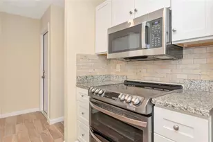 426 Pineview Dr, Venice, FL 34293 - Photo 10