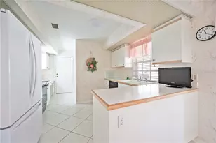 4076 Lyndhurst Ct, Sarasota, FL 34235 - Photo 18