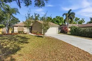 8215 Country Oaks Ct, Sarasota, FL 34243 - Photo 2