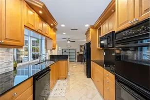 3619 Pembrook Dr, Sarasota, FL 34239 - Photo 12