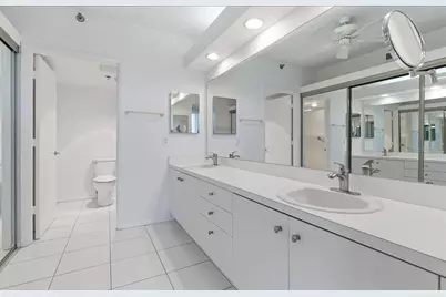 1065 Gulf Of Mexico Drive #305, Longboat Key, FL 34228 - Photo 24