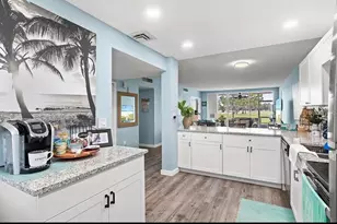 7461 W Country Club Dr N, Sarasota, FL 34243 - Photo 4