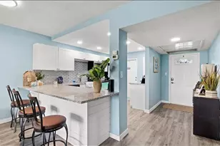 7461 W Country Club Dr N, Sarasota, FL 34243 - Photo 2