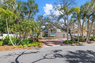 5045 Oxford Dr, Sarasota, FL 34242 - Photo 12