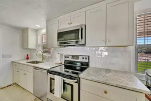 6426 Colonial Dr, Sarasota, FL 34231 - Photo 6