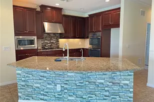 5753 Hydrangea Cir, Sarasota, FL 34238 - Photo 10