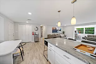 2438 Wisteria St, Sarasota, FL 34239 - Photo 10