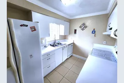 2720 Hidden Lake Boulevard #B, Sarasota, FL 34237 - Photo 8