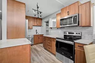 3133 Lake Ridge Dr, Sarasota, FL 34237 - Photo 10