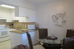 7193 W Country Club Dr N, Sarasota, FL 34243 - Photo 8