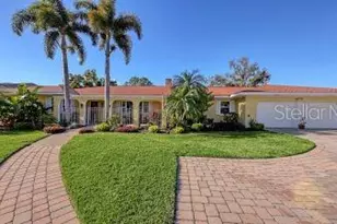 844 Magellan Dr, Sarasota, FL 34243 - Photo 1