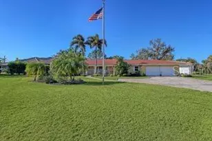 844 Magellan Dr, Sarasota, FL 34243 - Photo 2