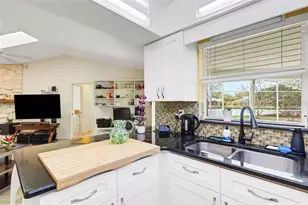 5836 Helen Way, Sarasota, FL 34243 - Photo 14