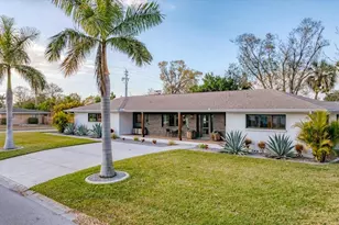 2411 Valencia Dr, Sarasota, FL 34239 - Photo 4