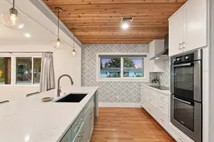 2411 Valencia Dr, Sarasota, FL 34239 - Photo 14