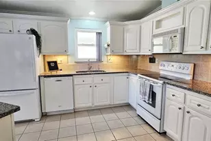 140 Southwinds Dr, Sarasota, FL 34231 - Photo 8