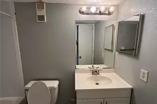 2760 Coconut Bay Ln, Sarasota, FL 34237 - Photo 10