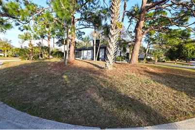 5667 Creekwood Drive, Sarasota, FL 34233 - Photo 6