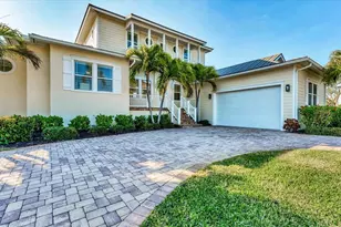 634 Key Royale Dr, Holmes Beach, FL 34217 - Photo 4
