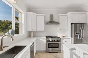 634 Key Royale Dr, Holmes Beach, FL 34217 - Photo 10