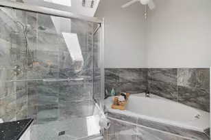 7135 Queen Palm Cir, Sarasota, FL 34243 - Photo 10