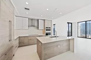 301 1st St S, Saint Petersburg, FL 33701 - Photo 14