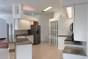 7207 39th Ln E, Sarasota, FL 34243 - Photo 10