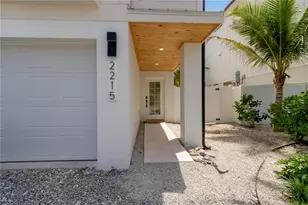 2215 Avenue C, Bradenton Beach, FL 34217 - Photo 4