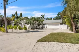 155 Crescent Dr, Anna Maria, FL 34216 - Photo 2