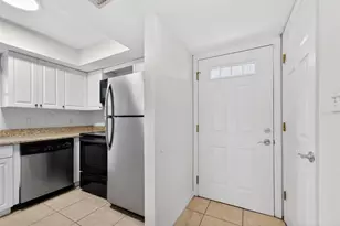 930 La Costa Cir, Sarasota, FL 34237 - Photo 16